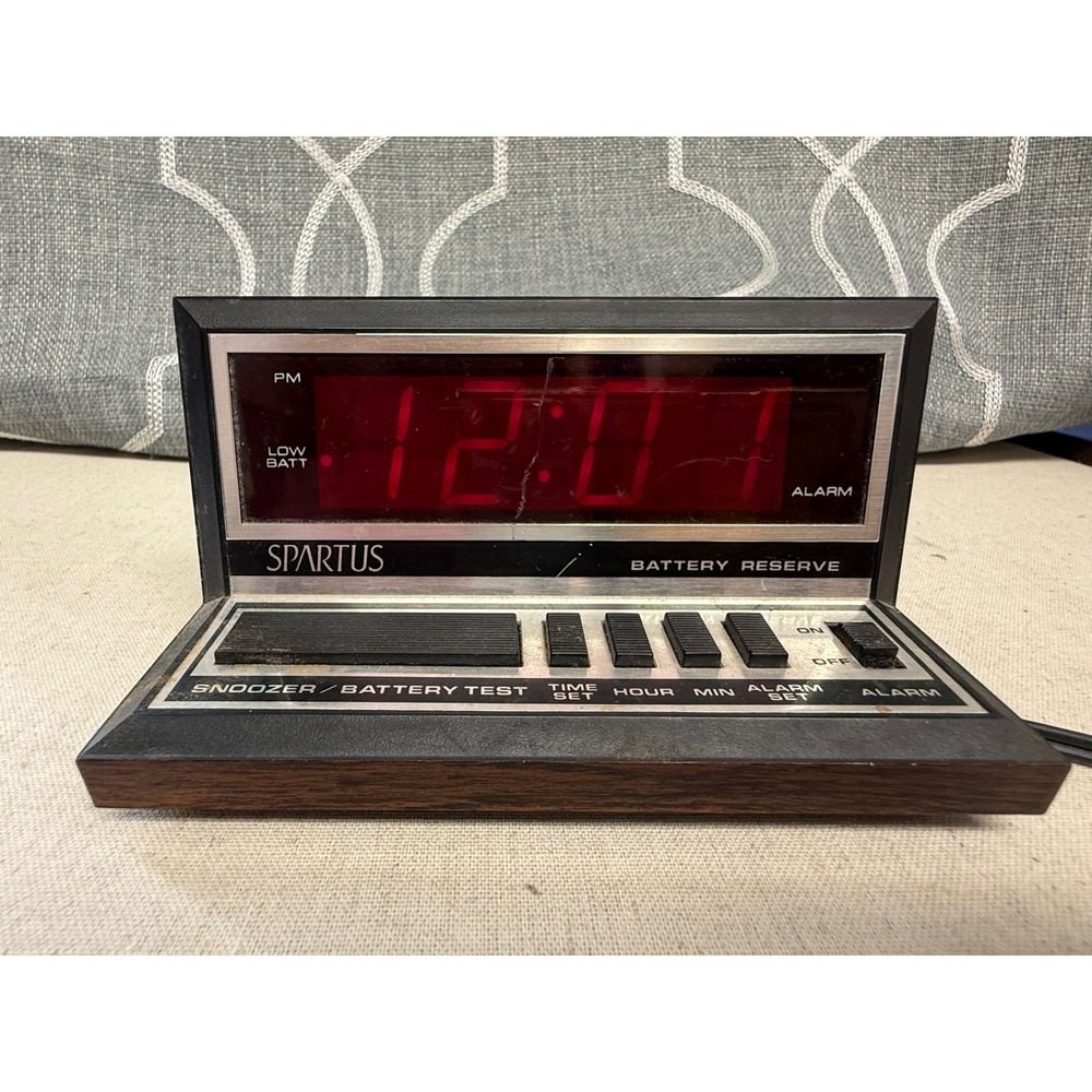 Vintage Spartus Apollo 1140 Digital AlarmClock RedLED Wood Grain Battery Reserve